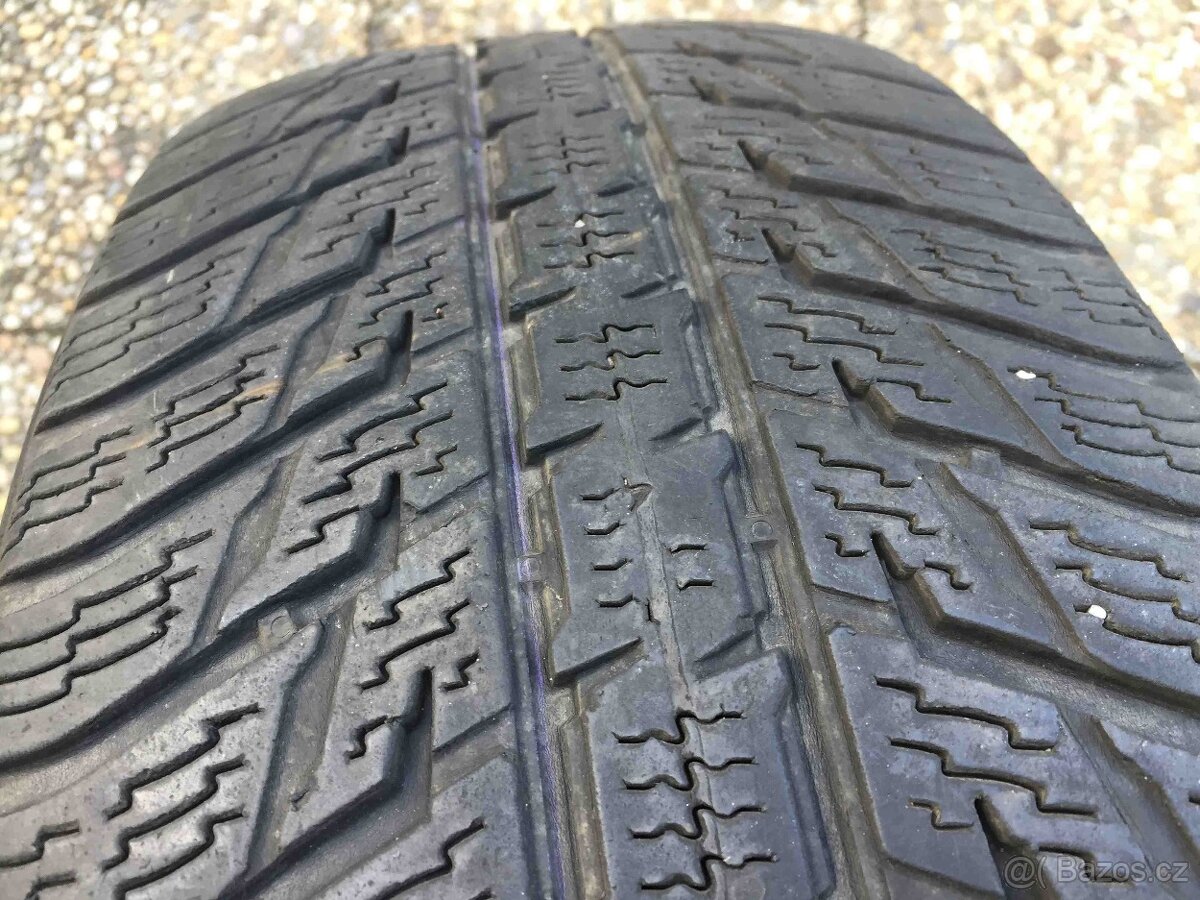 1ks zimní pneu Nokian 4mm - 215/65/17 DOT 3518