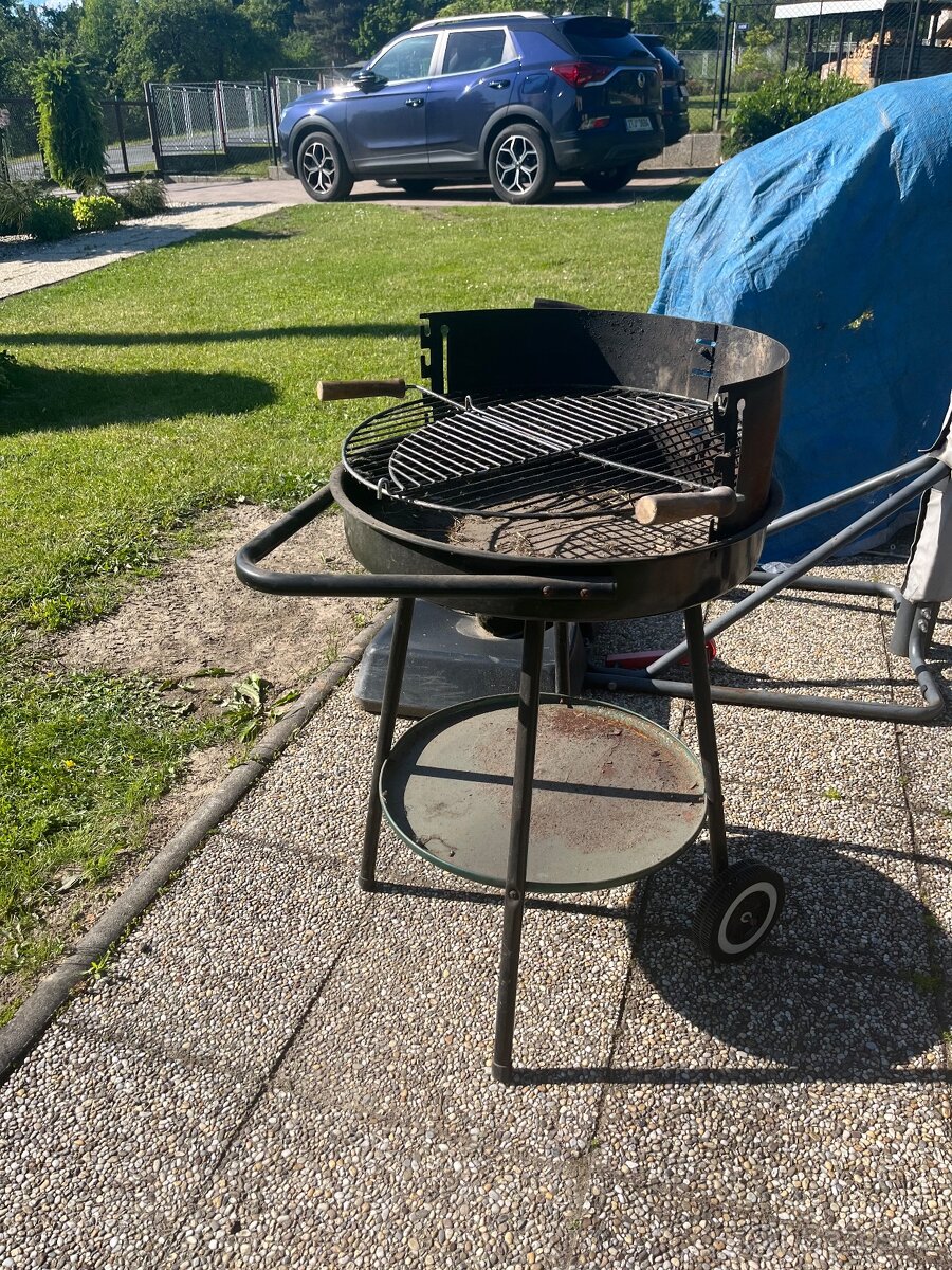 Zahradní gril na dřevěné uhlí