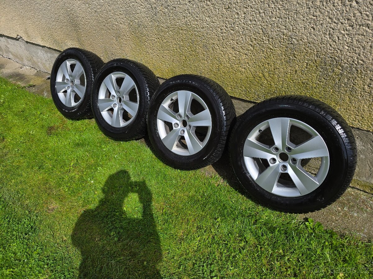 Prodám originální zimní sadu na superb 3 215 60 R16