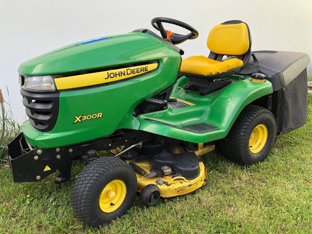 Zahradní traktor John Deere X300R + výhoz
