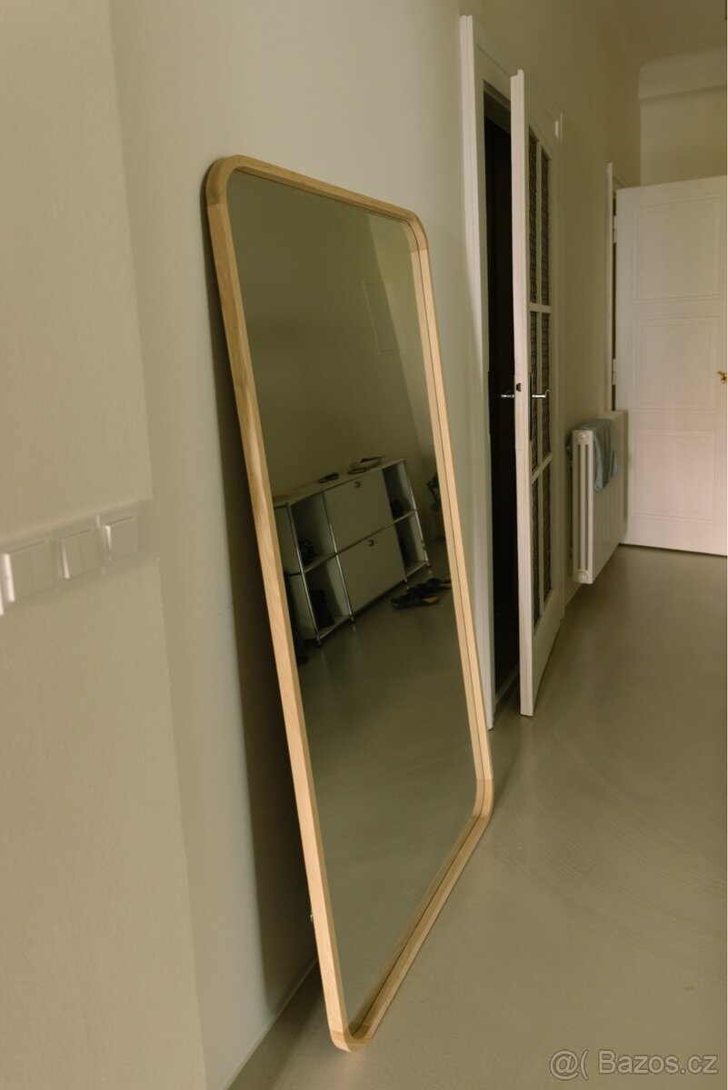 VELKÉ DŘEVĚNÉ ZRCADLO V RÁMU V KULATÉM PROVEDENÍ Zara Home