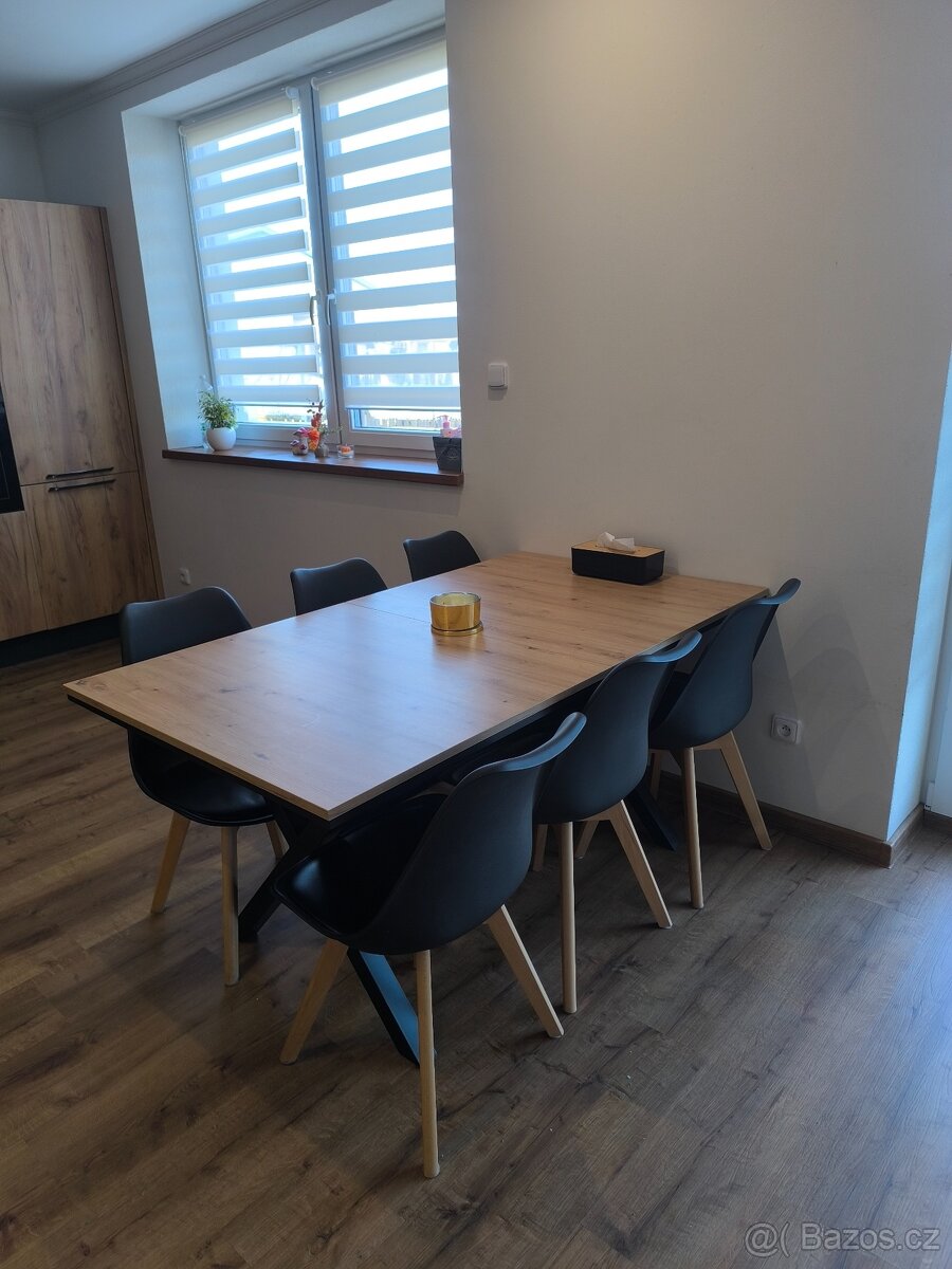 Jídelní židle černé.