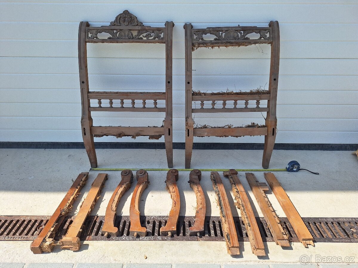 Krásná vyřezávaná křesla k renovaci