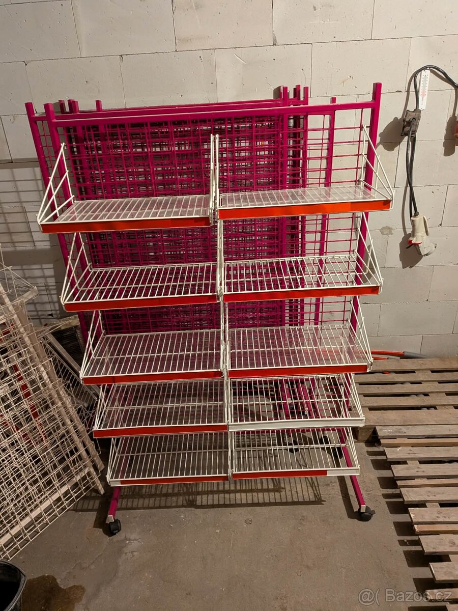 Kovový regál s košíky