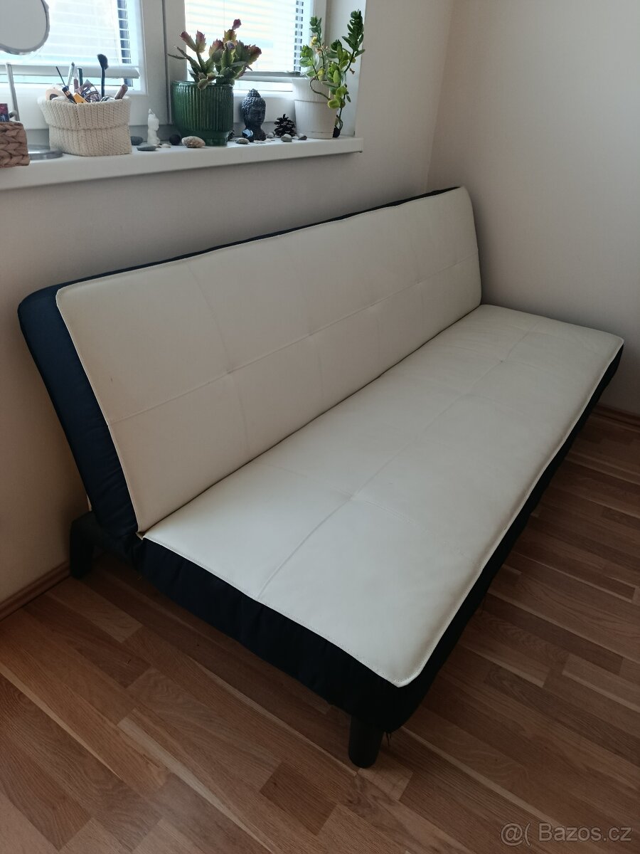 černobílý koženkový gauč