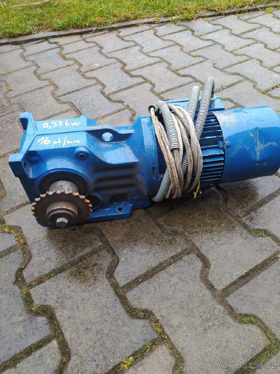 Elektromotor s převodovkou