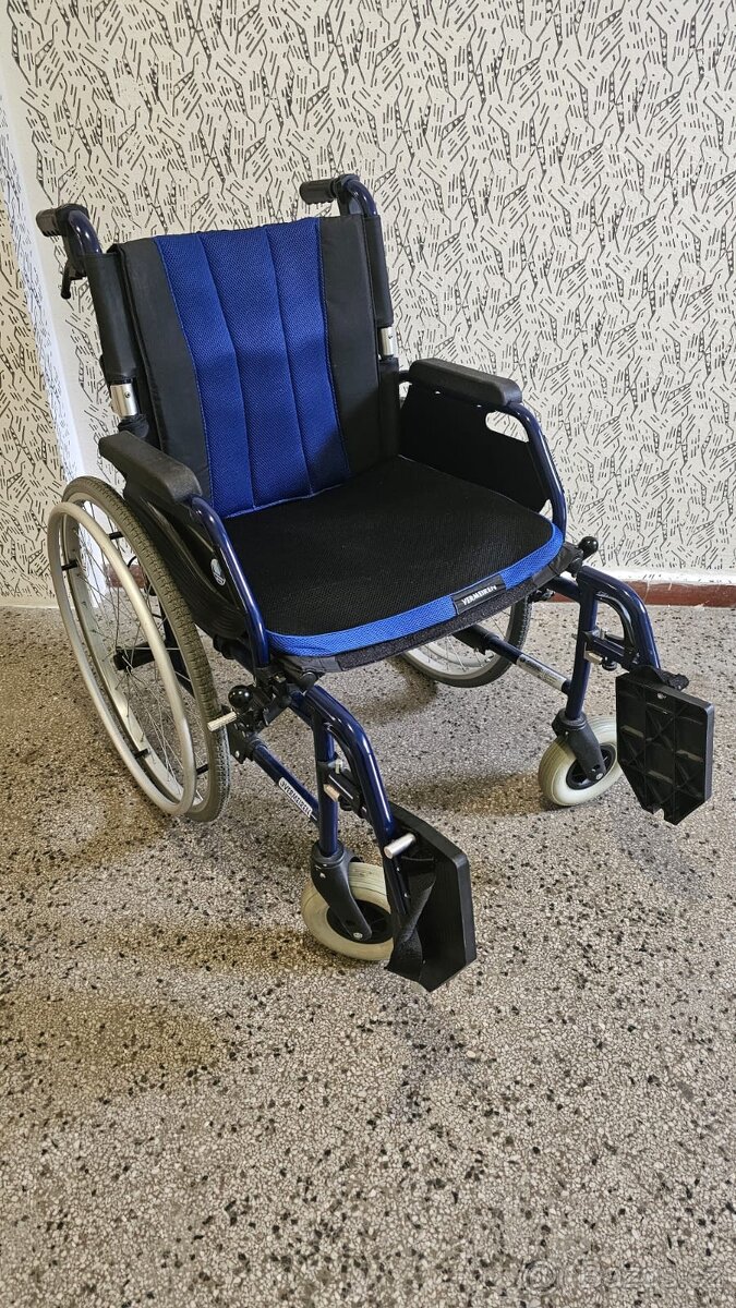 Invalidní vozík.