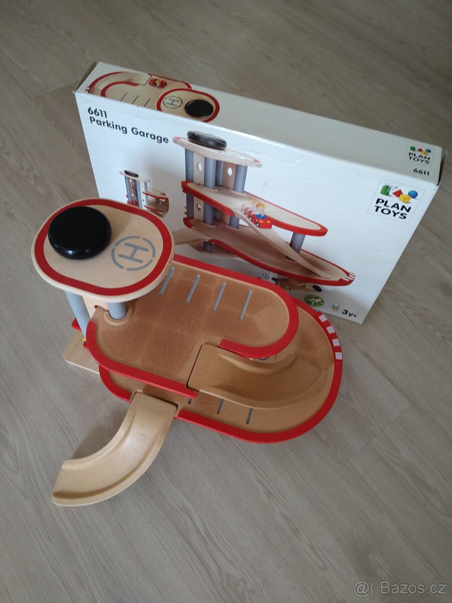 Dřevěná garáž s výtahem