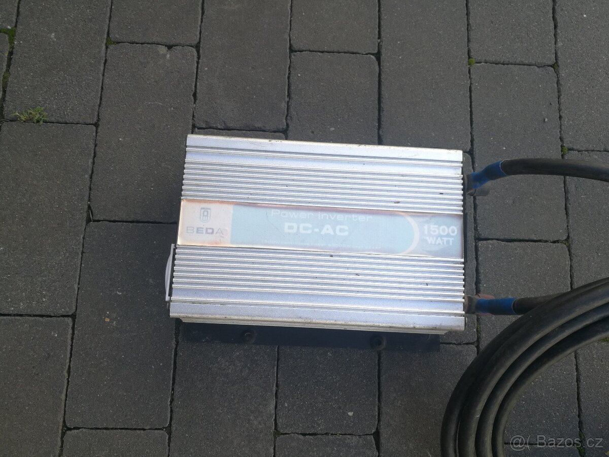 Měnič 12V/230V