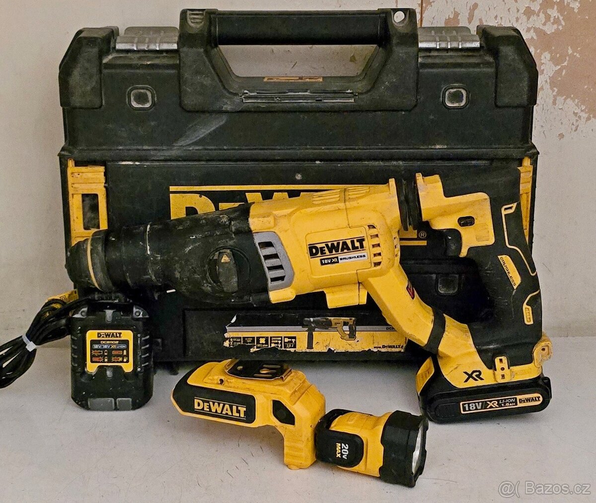 DeWALT DCH263 - Akumulátorové vrtací kladivo + svítilna