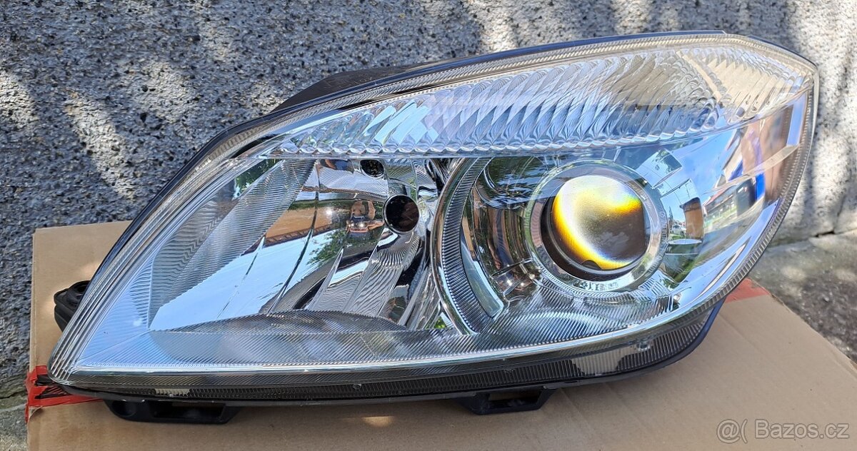 Přední levý reflektor na Škoda Fabia 2