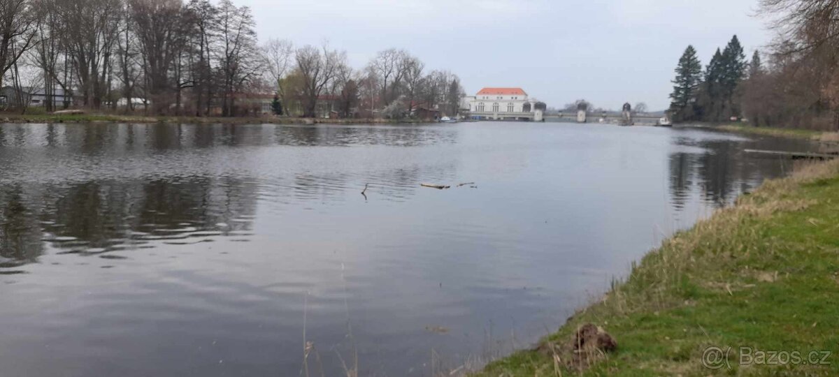 Pronájem pozemku s karavanem