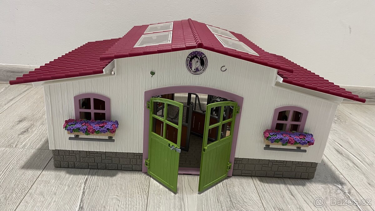 Stáj Schleich s doplňky a 11 koňmi - TOP STAV