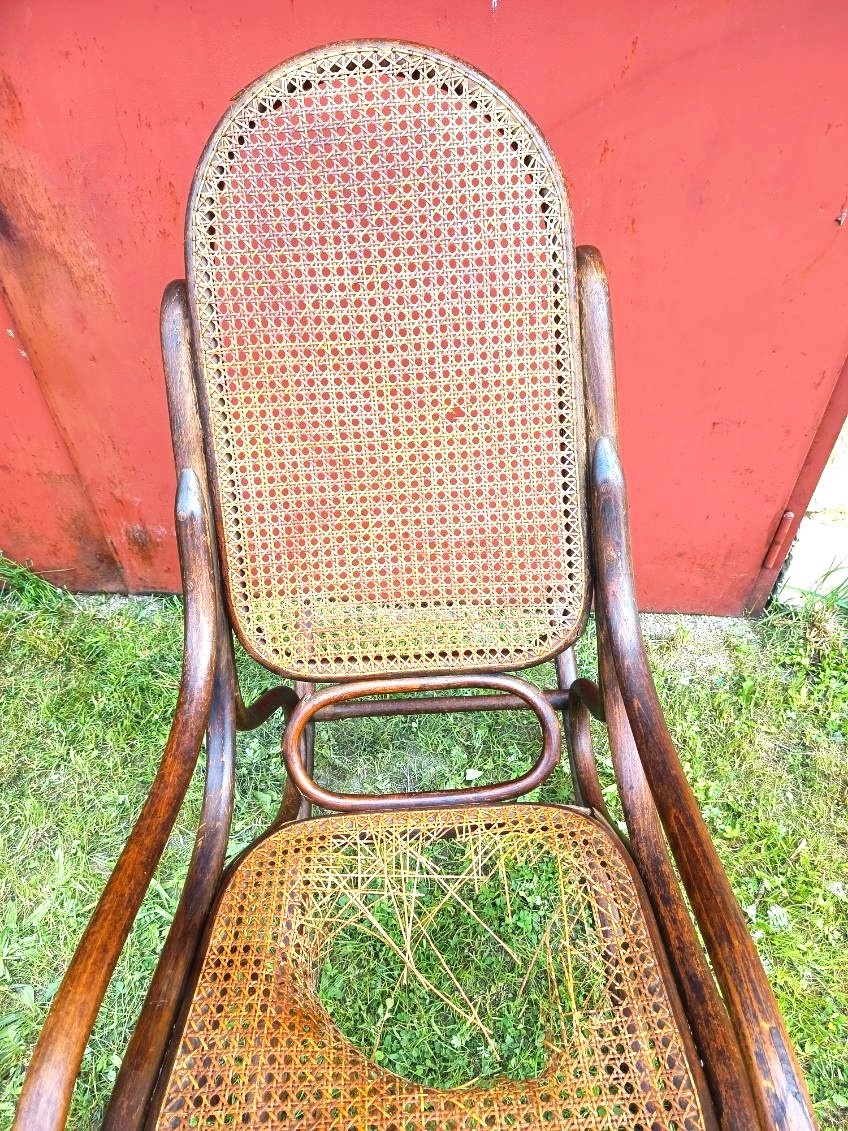 Prodám starožitné houpací křeslo Thonet