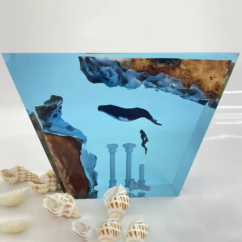 Svítící pryskyřičná lampa s dřevěnou podložkou (2)