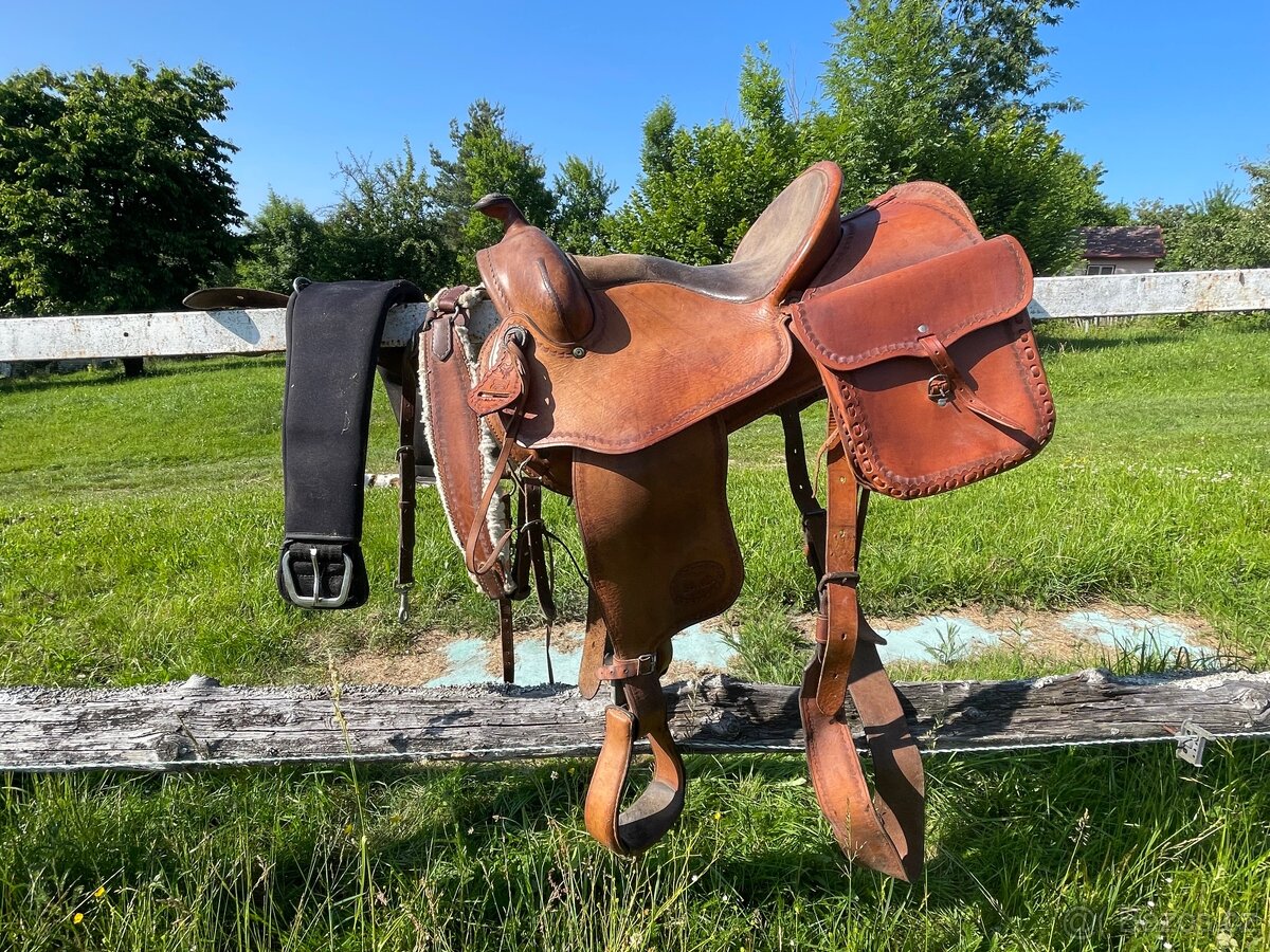 Westernové sedlo zakázková výroba. Šité na ČT klisnu.