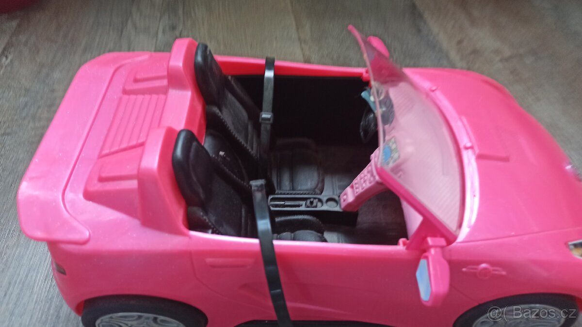 Růžový kabriolet pro Barbie