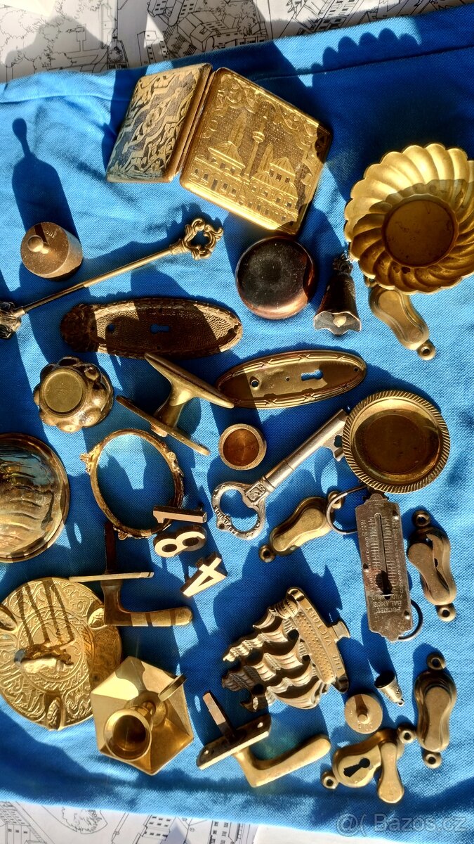 Konvolut pěkných mosazných drobností