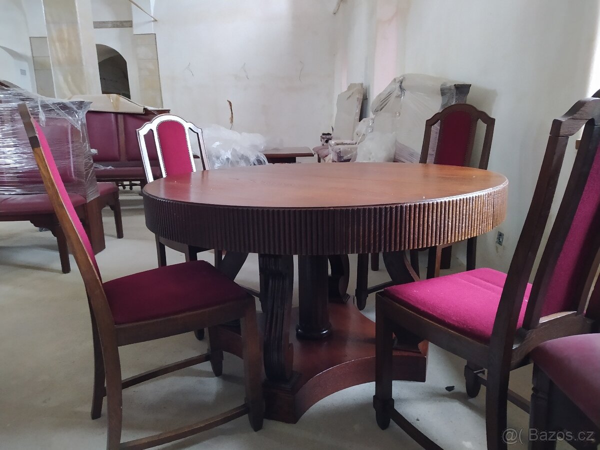 Stůl a čtyři židle.Rok výroby 1920 až 1930.Moderní.Velmi ori