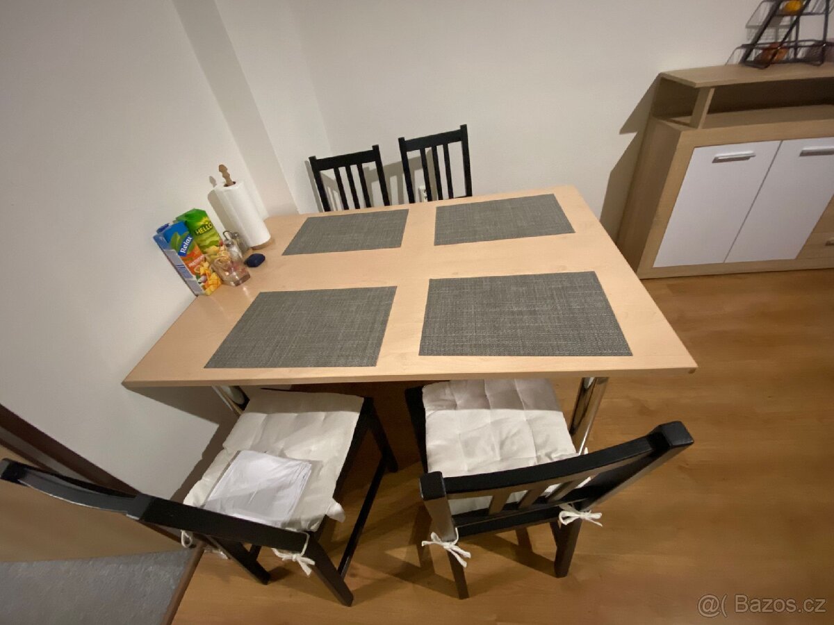 Jídelní stůl+ 4 židle