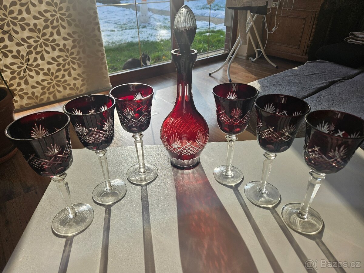 Staré broušené rubínové sklo karafa a sklenice