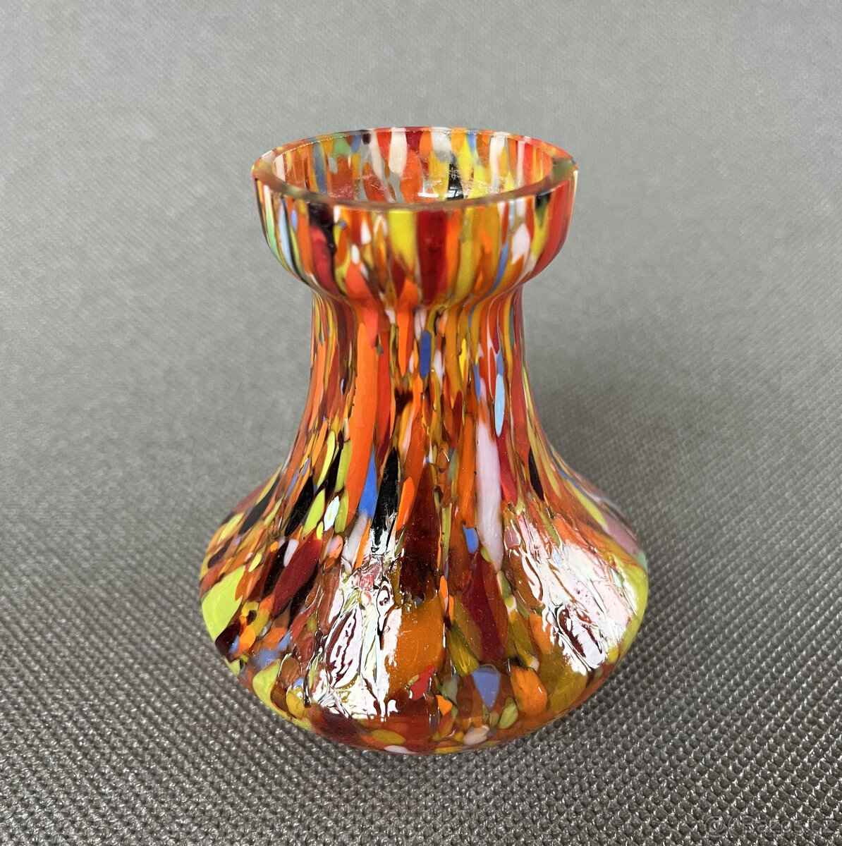 Starožitná malá váza 9.5 cm, barevné brokové sklo