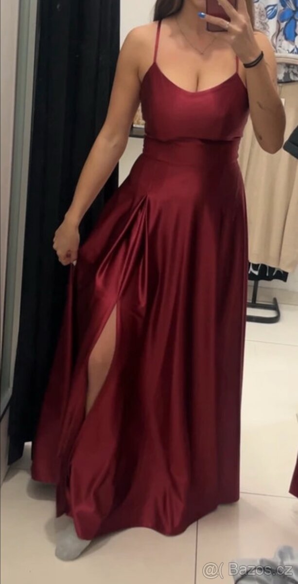 Vínové saténové šaty