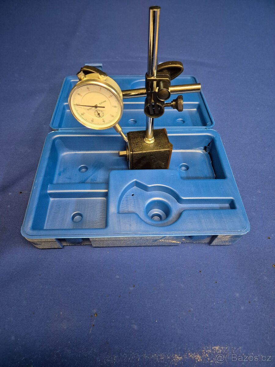 Úchylkoměr s magnetickým prizmatem