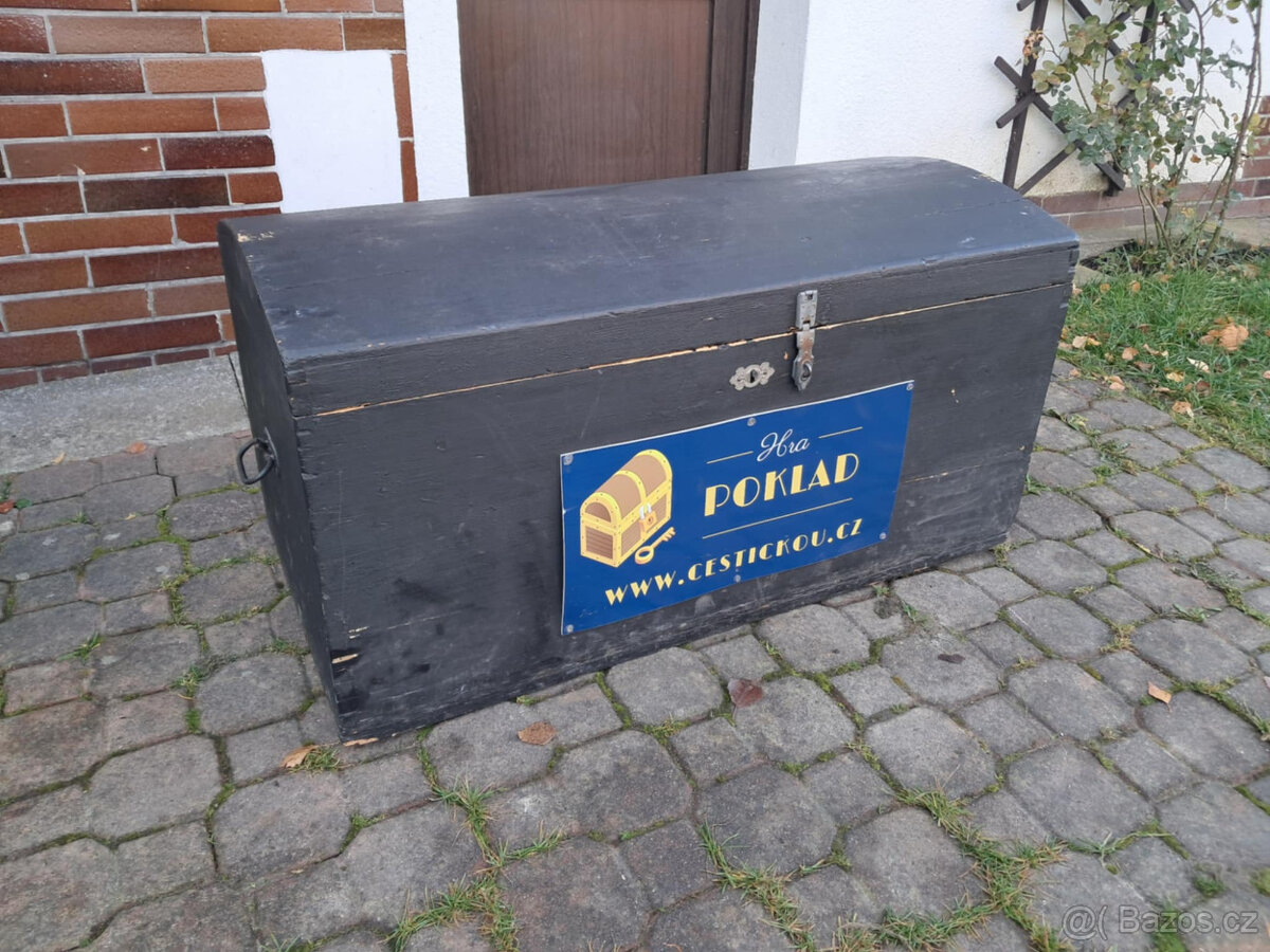 Velká černá dřevěná truhla