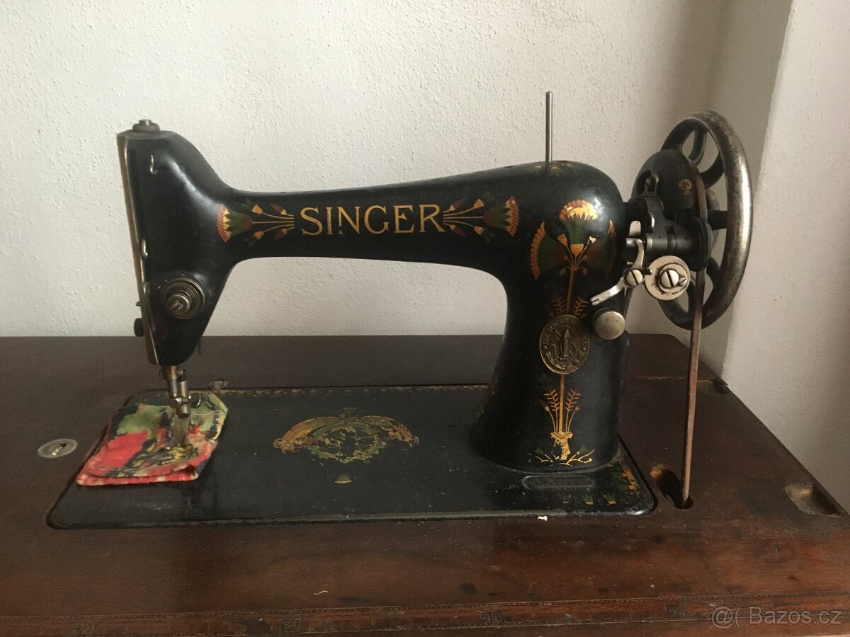 Starožitný šlapací šicí stroj Singer