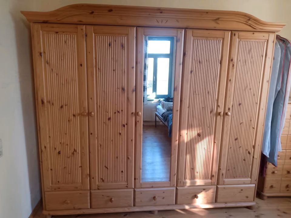 Šatní skříň dřevěná - borovice, délka 250 cm