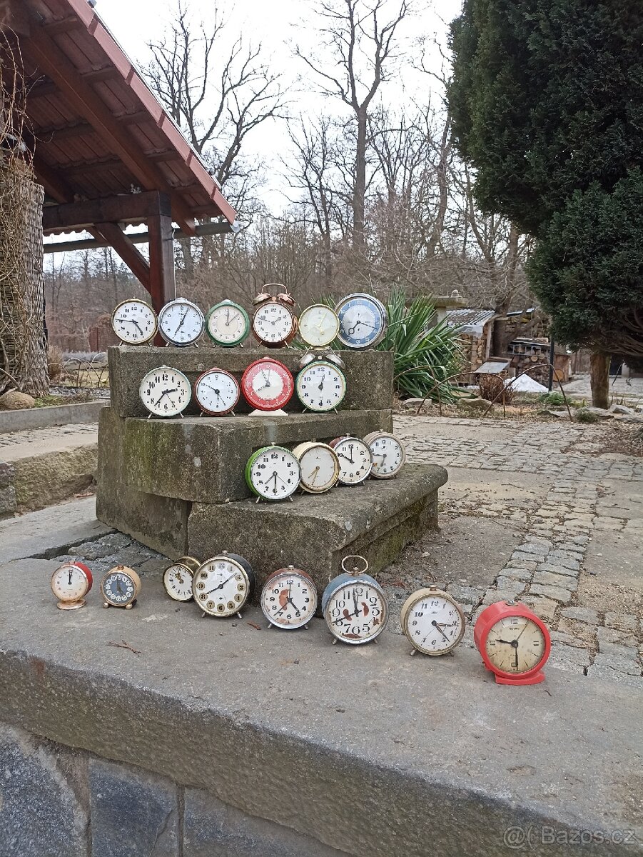 Set 22 ks, retro budíků zn. Prim i jiné