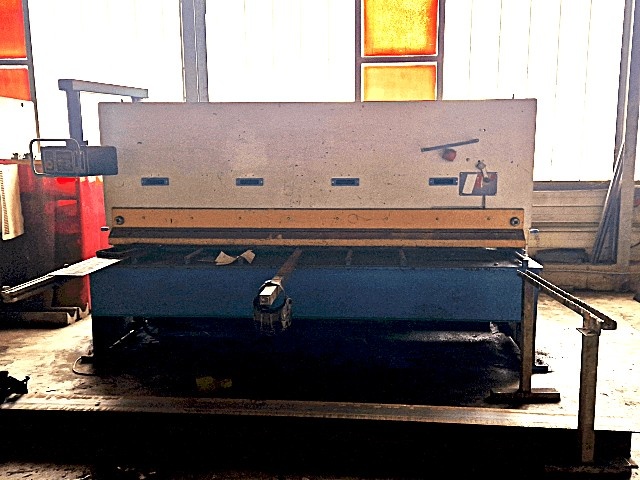 Tabulové nůžky AMADA GPN 1030, použitý, z roku 1991.