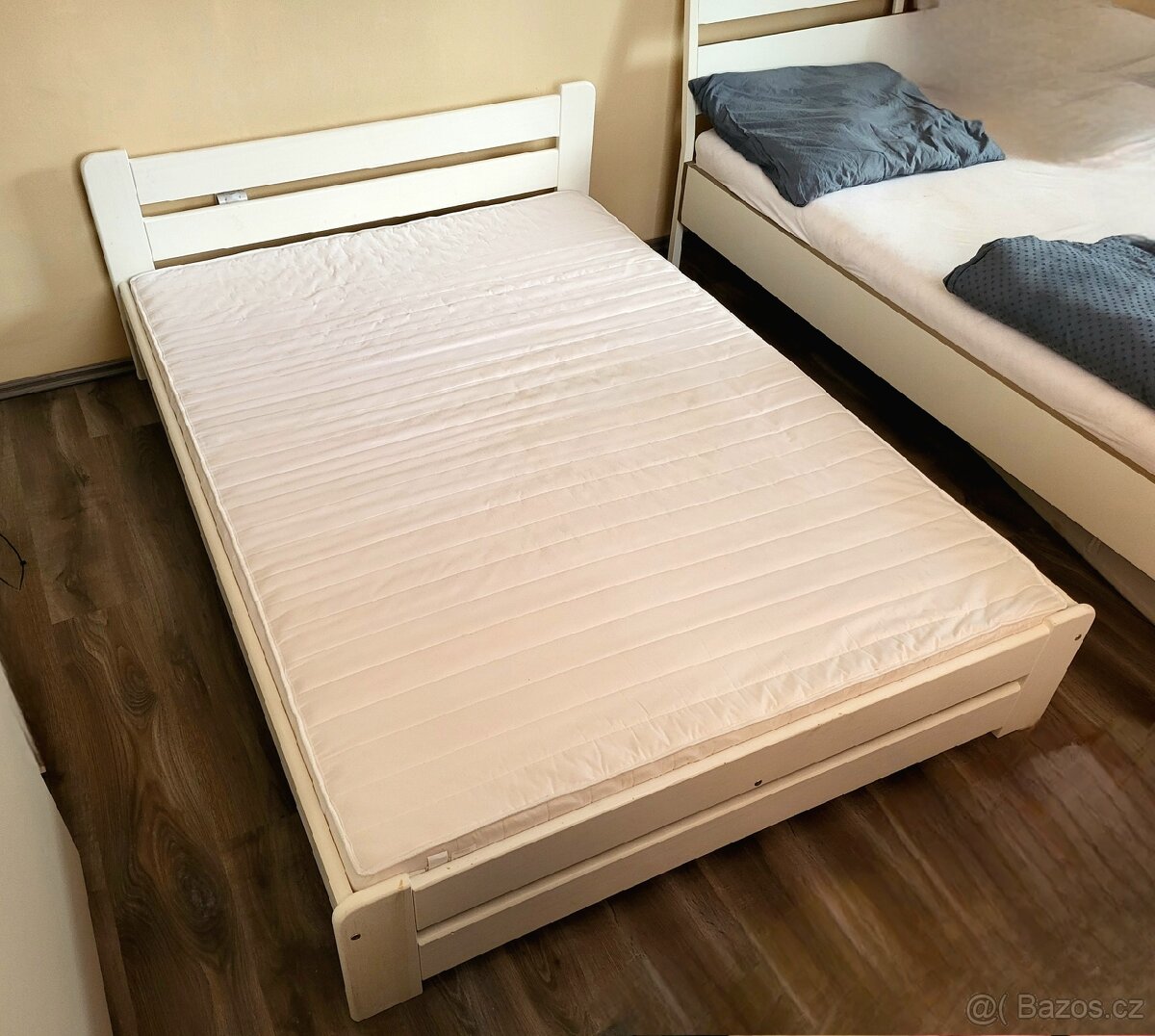 Jednolůžková postel včetně roštů a matrace.