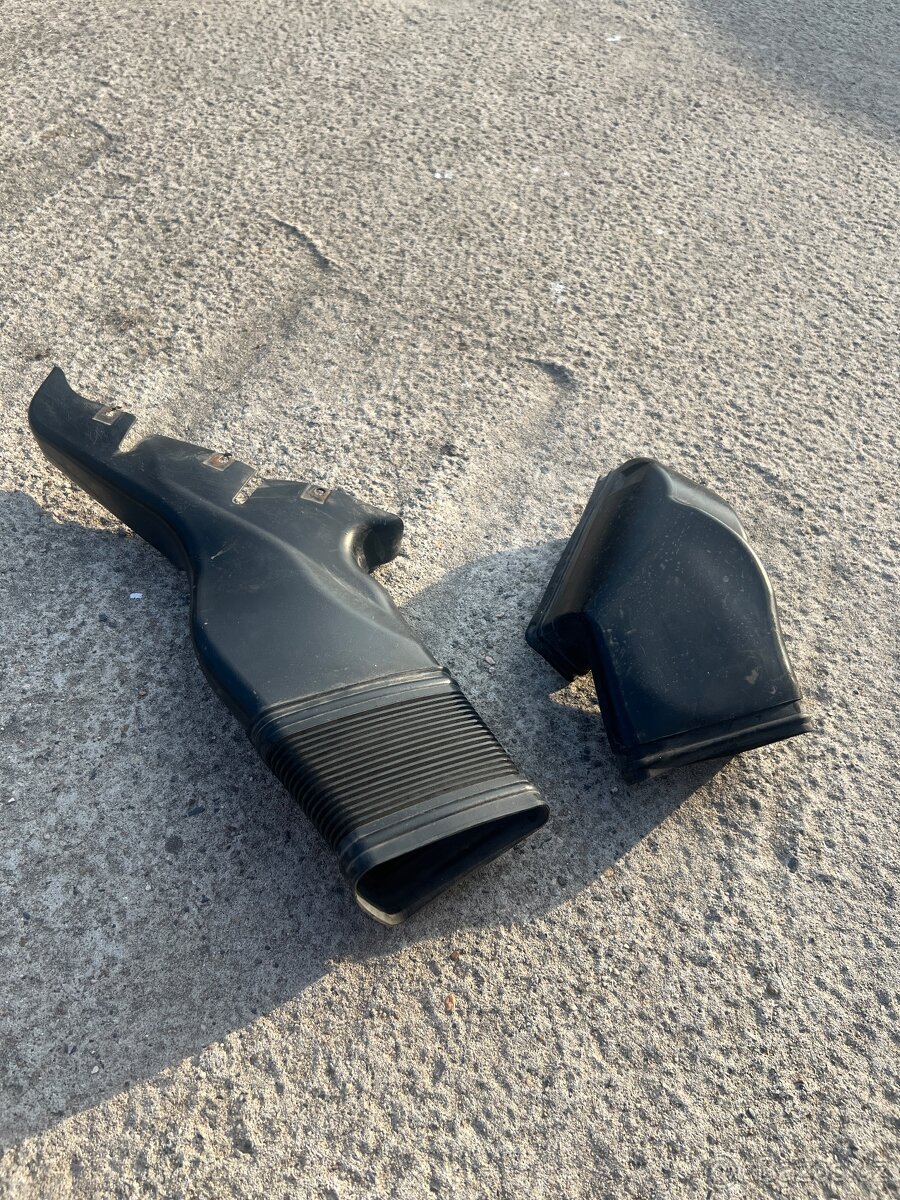 Sací koš nasávaného vzduchu do filter boxu Škoda Superb 1