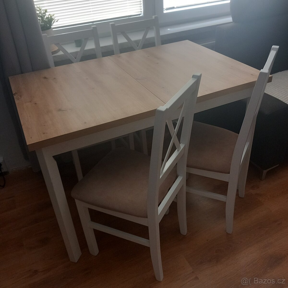 Kuchyňský stůl se 4 židlemi