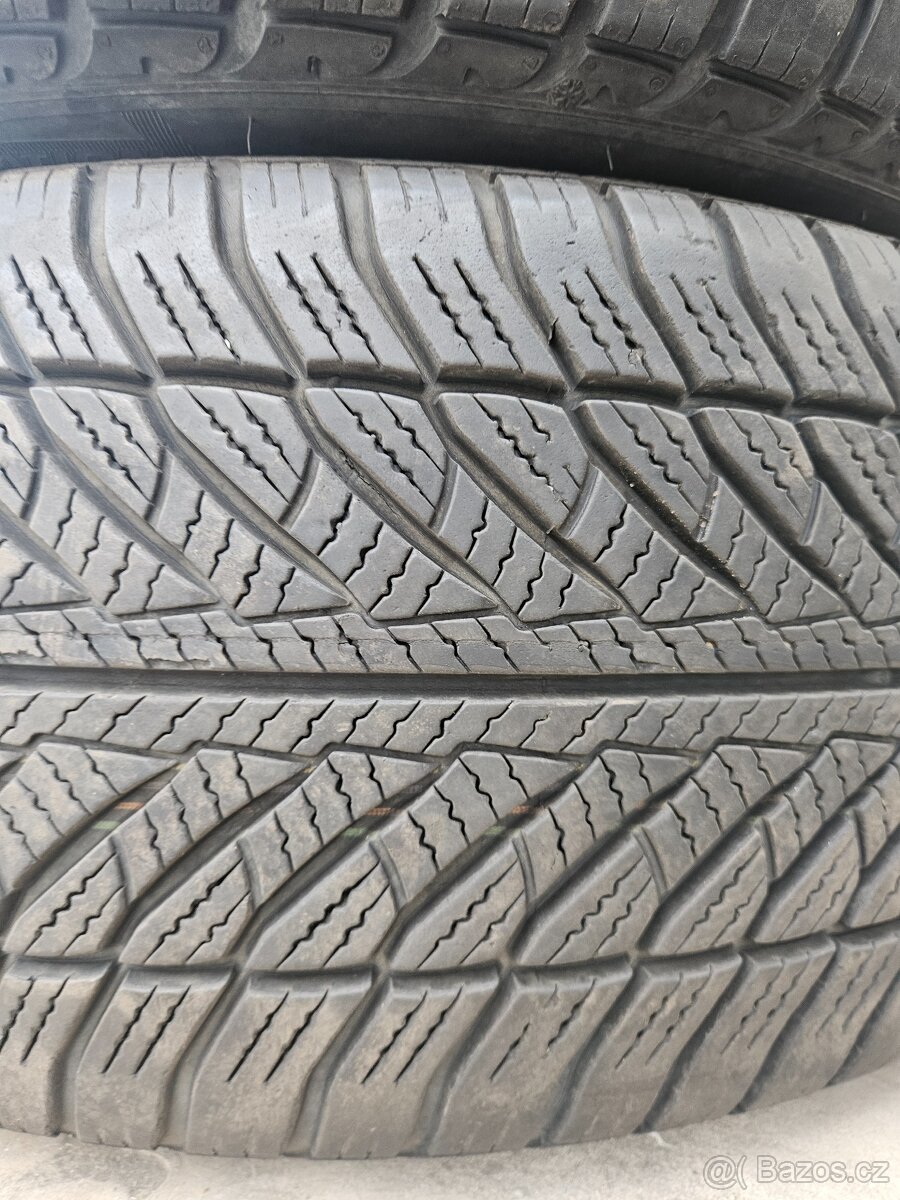 245/45R18 100V XL RFT Goodyear Ultragrip