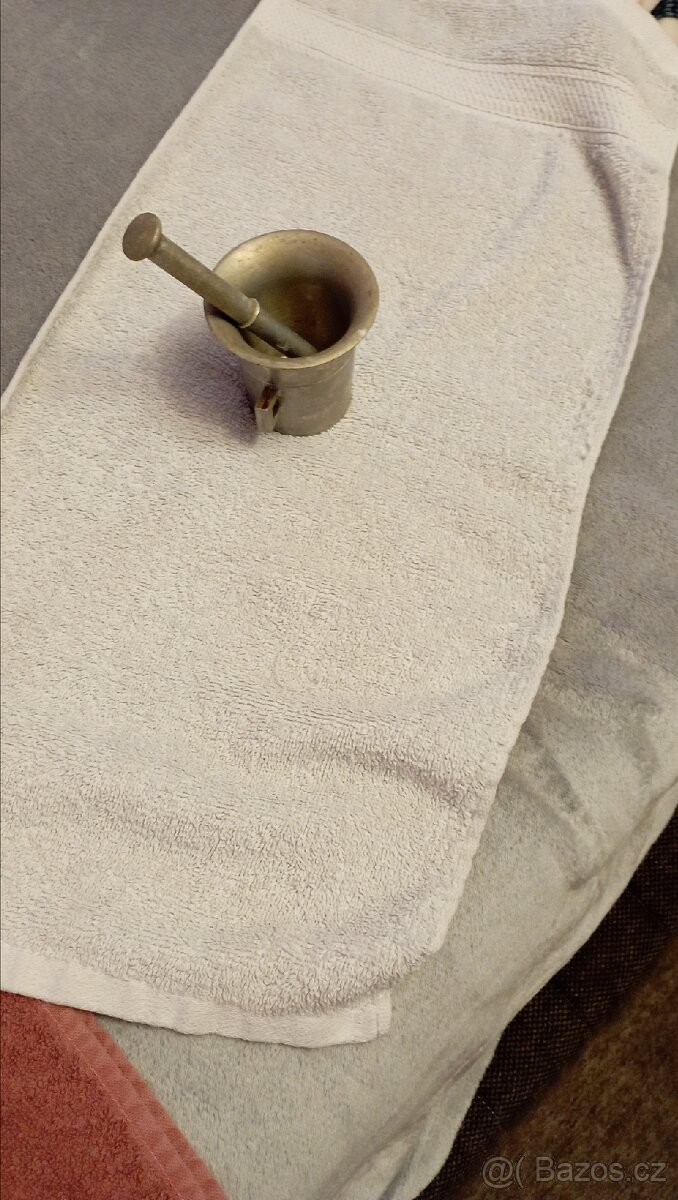 Starý hmoždíř s paličkou