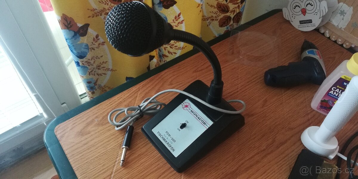 mikrofon Monacor a kytarový sluchátkový zesilovač Vox metal