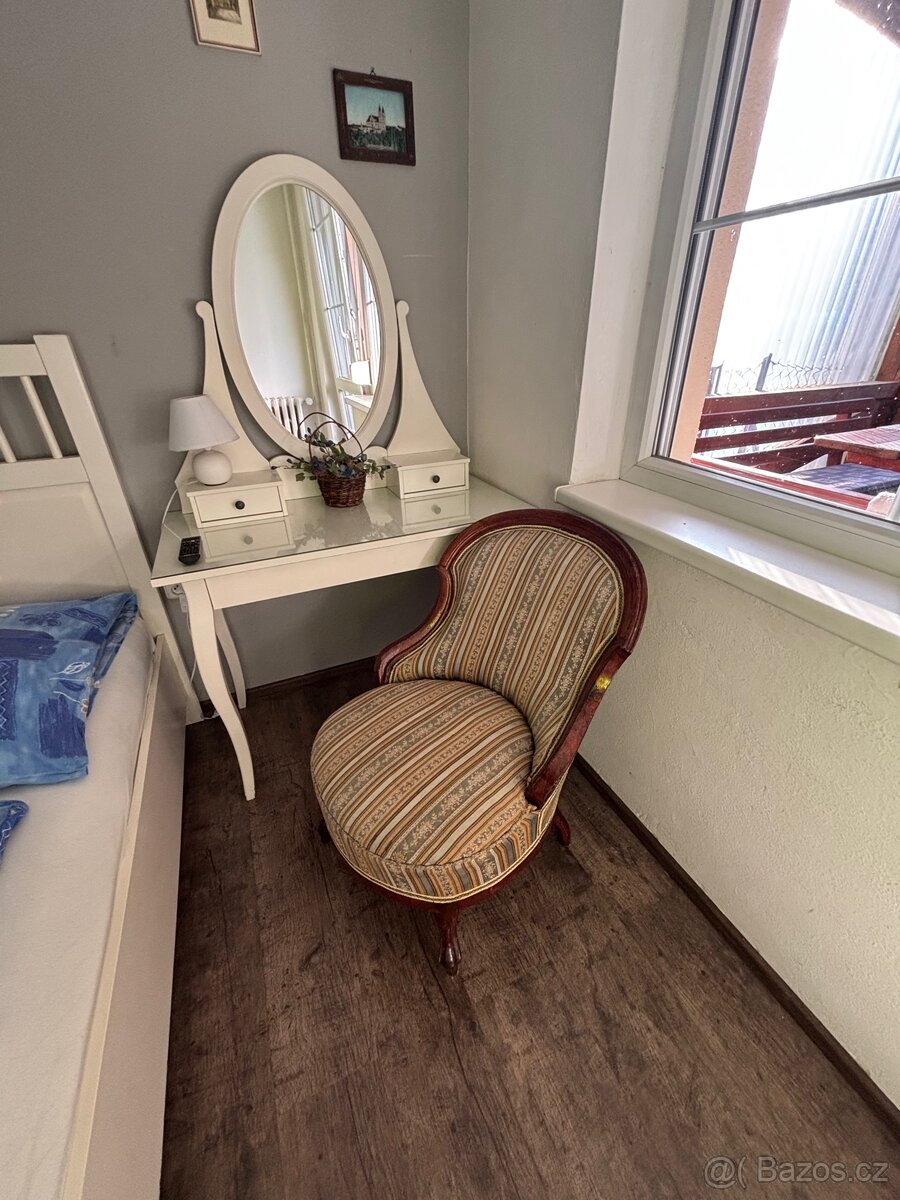 starožitné křeslo