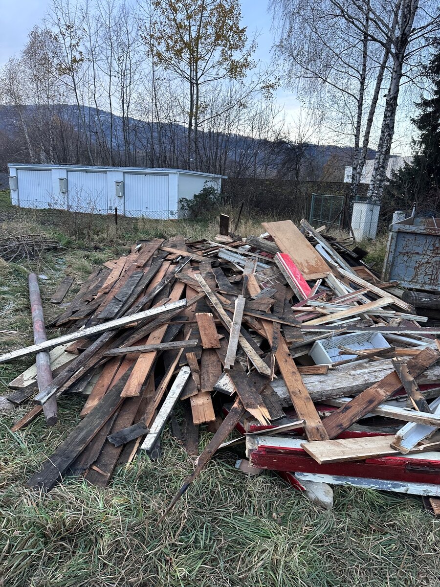 Dřevo z demolice baráku.
