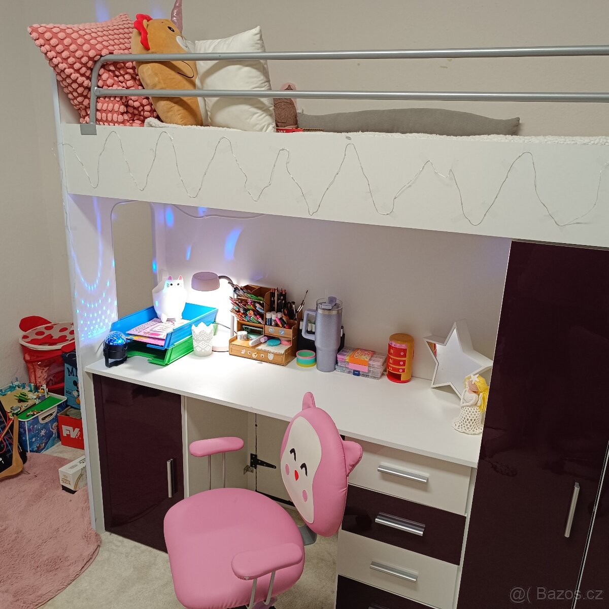 Dětská postel se skříní a stolem