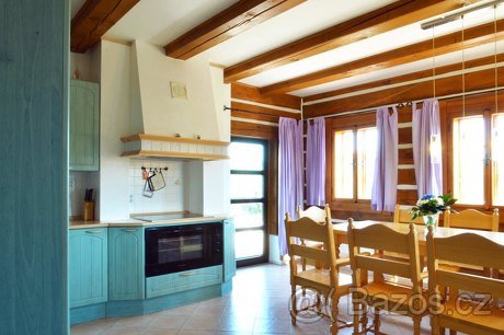 Dreveny elegantni drzak na digestor