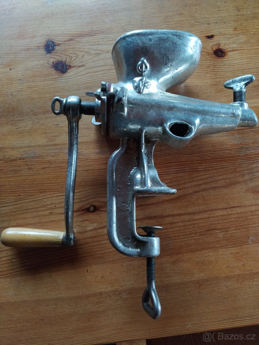 Starý retro mlýnek ...