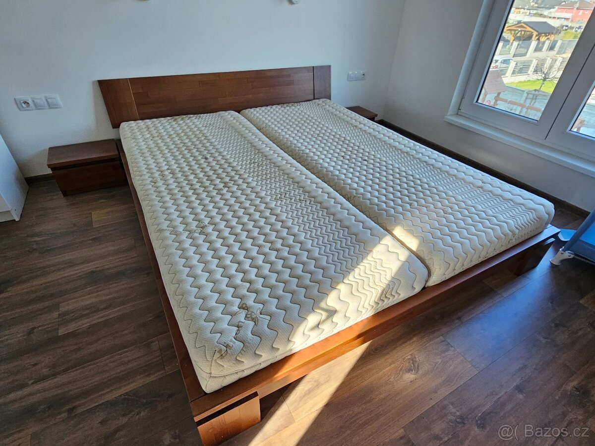 Manželská postel z masivu + stolky, prodloužená délka 210cm