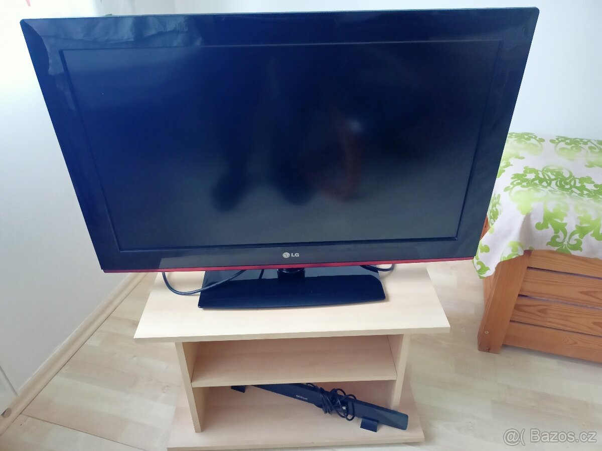 TV LG 32LD350 s plným příslušenstvím a stolkem