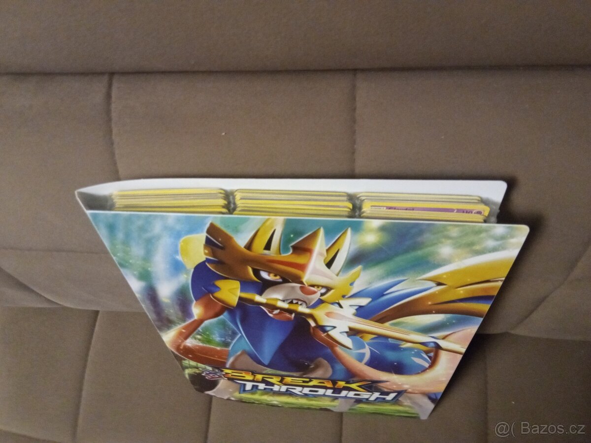 Prodám velké pokémon s 360 ks kartami