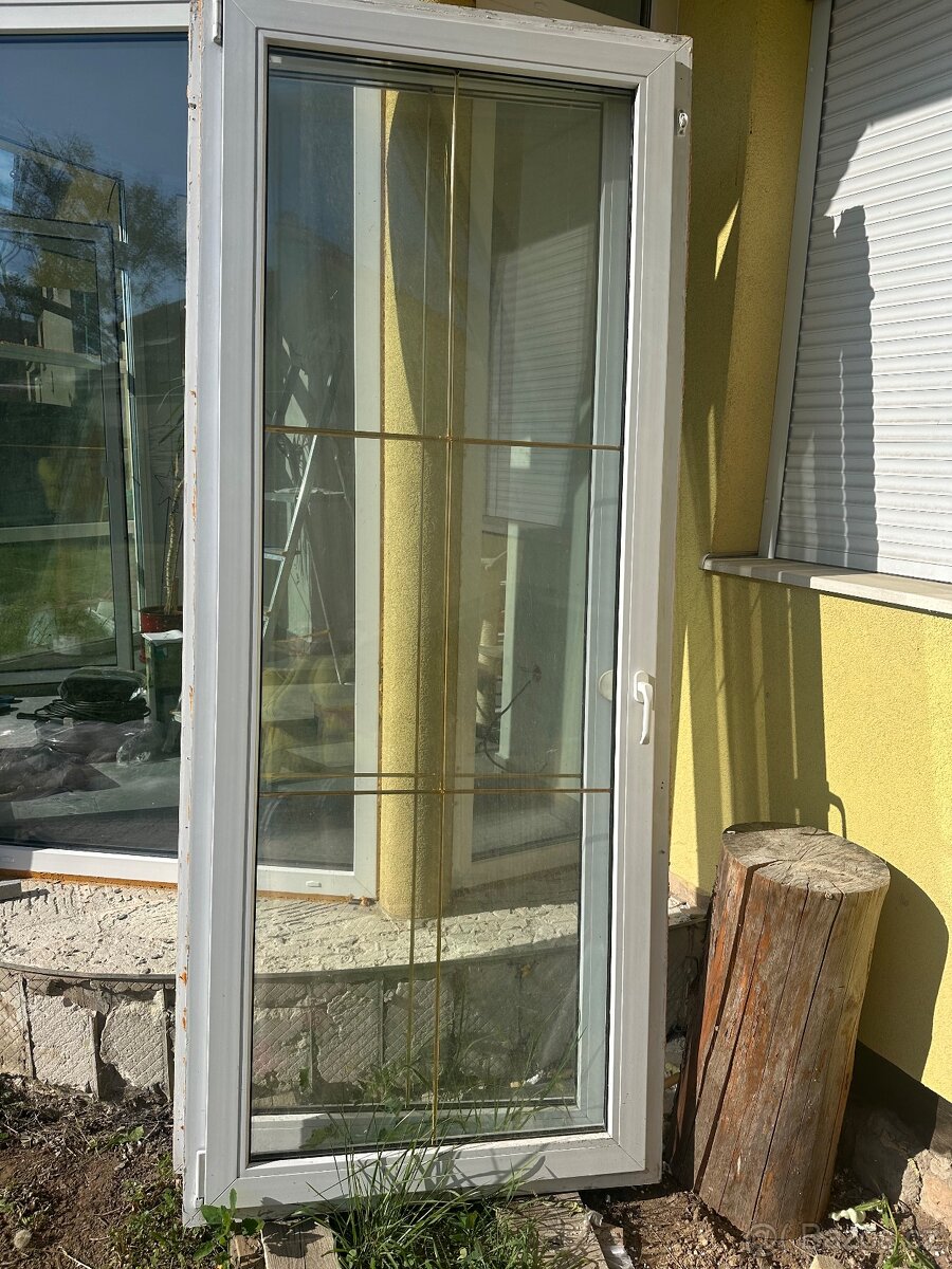 Prosklené plastové dveře a prosklená stěna