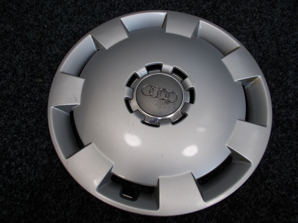 1x poklice 16" originál Audi - 8P0601147A