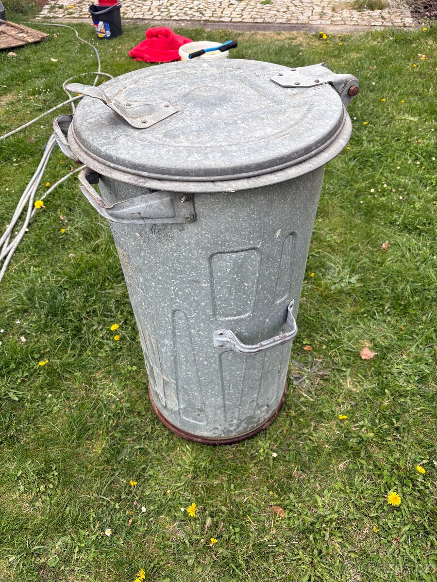Kovová popelnice